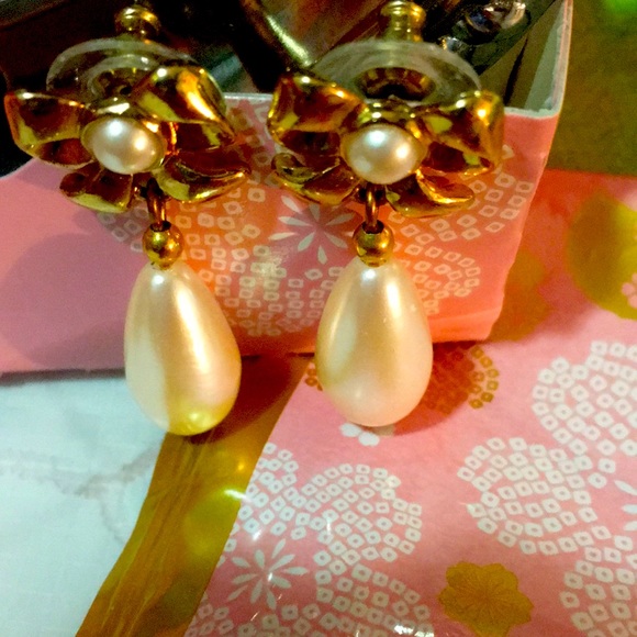 🆑🫧 CLEARANCE!🏷️ Gold-tone Ribbon and Faux Pearl Earrings Vintage - Picture 9 of 16